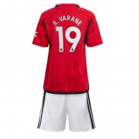 Camiseta Manchester United Raphael Varane #19 Primera Equipación para niños 2023-24 manga corta (+ pantalones cortos)